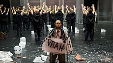 Evan LeRoy Johnson (Idomeneo) a sbor v inscenaci Mozartova Idomenea v pra�ské...