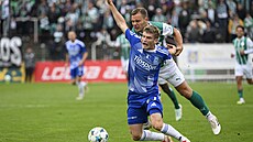 Jan Vondra fauluje olomouckého Matje Mikulenku (vepedu).