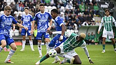 Nelson Okeke (dole) bojuje o mí proti olomoucké pesile.