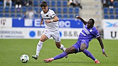 Daniel Barát ze Slovácka (vlevo) se vyhýbá skluzu karvinského Singhateha.