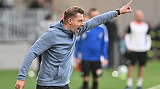 Trenér Hradce David Horej udílí instrukce svým svencm.