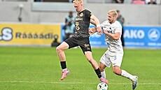 Tom Sloník z Hradce (vlevo) se snaí udret mí v souboji s libereckým Mikulou.