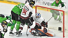 paek dlá prostor ped svým gólmanem Michajlovem.