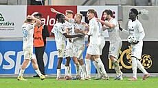 Liberetí hrái oslavují trefu obránce Mikuly.