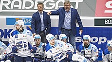 Trenér Brna Kamil Pokorný horliv� gestikuluje na své sv��ence.