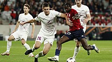 Mukau z LIlle (v erveném) se probíjí pes hostujícího Hellanda.