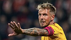 Kapitán Dukly Jan Peterka diriguje svoje sv��ence v zápase se Slavii.