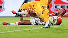 Tomá Chorý v souboji s hráem Dukly.