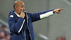 Espírito Santo udílí pokyny pi své premiée v roli hlavního trenéra West Hamu.