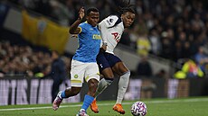 Jhon Arias z Wolves (vlevo) proniká pes Destiny Udogieho z Tottenhamu.