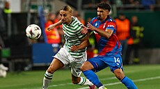 Doski z Plzn (vpravo) se snaí dostat k míi pes lotyského obránce...