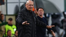 Trenér Plzn Miroslav Koubek nabádá své svence ke klidu.