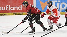 Sparan Jakub Sirota (vlevo) uniká bývalému spoluhrái Andlovi z Olomouce.