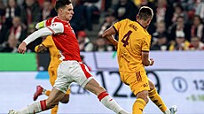 Obránce Dukly Hunal v souboji se slávistou Provodem.