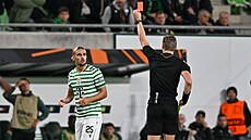 Obránce Ferencvárose Makreckis pravdpodobn zapomnl, e v desáté minut...