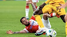 Vasil Kuej se diví neodpískanému zákroku hostujícího Dialla.