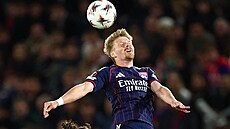 Pavel �ulc podstupuje vzdu�ný souboj v zápase Evropské ligy proti Utrechtu.