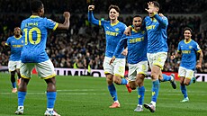 Ladislav Krejí (íslo 37) oslavuje se svými spoluhrái z Wolverhamptonu gól...