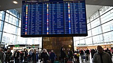 Cestující ekající na kodaském letiti. (23. záí 2025)