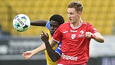 Pardubický záloník Robi Saarma (vpravo) se snaí ubránit Johna Autu z Teplic.