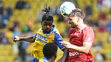 Pardubický obránce Louis Lurvink (vpravo) hlavikuje ped Benjaminem Nyarkem z...
