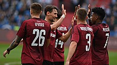 Sparantí fotbalisté se radují z gólu.