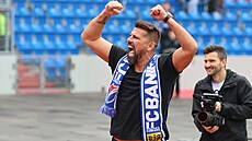 Nkdejí ostravský útoník Milan Baro burcuje ped utkáním se Spartou fanouky.