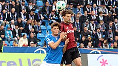 Ostravský úto�ník Jakub Pira v hlavi�kovém souboji s Kaanem Kairinenem ze Sparty