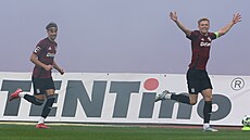 Sparantí fotbalisté se radují z gólu Filipa Panáka (vpravo).