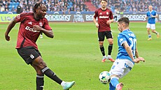 Ostravský záloník Srdjan Plavi blokuje odkop sparanského obránce Emmanuela...