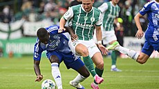 Olomoucký záloník Abdoulaye Sylla se snaí udret mí v souboji proti...