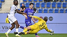 Slovácký branká� branká� Ji�í Borek zasahuje p�ed Rokem �turmanem z Karviné,...