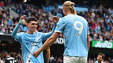 Phil Foden a Erling Haaland z Manchesteru City se radují z úvodního gólu proti...
