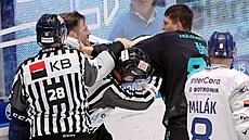 Karlovarský Jan �ír (vpravo) v p�stním souboji s Jakubem Lvem z Plzn�