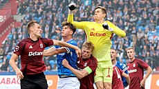 Sparanský branká boxuje mí po rohovém kopu Baníku.