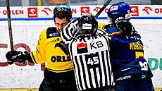 Litvínovský Josef Jícha schytal ránu od imona Kubíka z eských Budjovic.