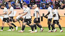 Zlíntí fotbalisté slaví gól vstelený v Plzni.