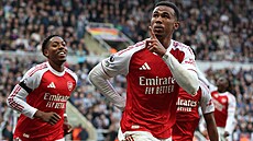 Fotbalisté Arsenalu se radují z vítzného gólu stopera Gabriela z nastaveného...