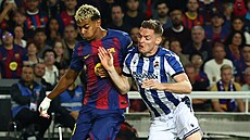 Lamine Yamal z Barcelony pechází pes Sergia Gomeze ze San Sebastianu.