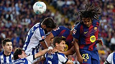 Obránce Jules Kounde z Barcelony stílí hlavou gól v utkání proti San...