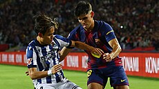 Barcelonský obránce Gerard Martín se snaí pejít pes Takefusu Kuba ze San...