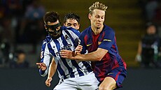 Barcelonský záloník Frenkie de Jong bojuje o mí s Braisem Mendezem ze San...
