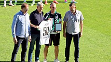 éfové karvinského klubu ped utkáním s Jabloncem popáli svému trenérovi...