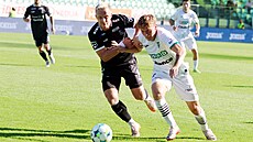 Jablonecký Filip Zorvan (vlevo) zastavuje pokus o únik karvinského Alberta...