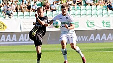 Jan Chramosta z Jablonce odkopává mí ped karvinským Janem Chytrým.