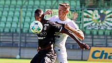 Jablonecký Lamin Jawo si zpracovává mí ped karvinským obráncem Dávidem...