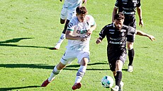 Karvinský obránce Jan Chytrý nahání jabloneckého Vachtanga anturiviliho.