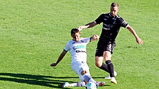 Záloník Karviné Denny Samko odkopává mí ped jabloneckým Filipem Novákem.