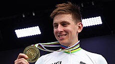 Slovinský cyklista Tadej Pogaar slaví. Suverénn obhájil svtové zlato v...