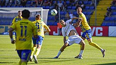 Zlínský obránce Jakub �ernín (ve �lutém) dostupuje hradeckého úto�níka Jakuba...